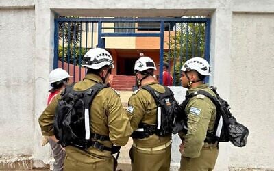 Des experts en génie du Commandement du Front intérieur de l'armée israélienne, au Venezuela, sur une photo de presse publiée le 6 juillet 2026. (Crédit : Armée israélienne)