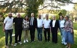 Le président Isaac Herzog et la première dame Michal Herzog recevant des survivants et des familles endeuillées du kibboutz Kerem Shalom, à la résidence présidentielle, à Jérusalem, le 2 juillet 2026. (Crédit : Haïm Zach/Bureau de la presse gouvernementale)