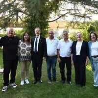 Le président Isaac Herzog et la première dame Michal Herzog recevant des survivants et des familles endeuillées du kibboutz Kerem Shalom, à la résidence présidentielle, à Jérusalem, le 2 juillet 2026. (Crédit : Haïm Zach/Bureau de la presse gouvernementale)