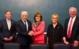 Le chef de l'opposition Yaïr Lapid (2ᵉ à partir de la gauche) aux côtés des sénateurs du parti démocrate (de gauche à droite) Richard Blumenthal, Jacky Rosen, Maggie Hassan et Tim Kaine, lors d'une rencontre à Washington, sur une photo publiée le 28 juillet 2026. (Crédit : Bureau de Yaïr Lapid)