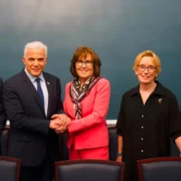 Le chef de l'opposition, Yaïr Lapid (au centre), pose avec les sénateurs démocrates (de gauche à droite) Richard Blumenthal, Jacky Rosen, Maggie Hassan et Tim Kaine, lors d'une réunion à Washington, sur une photo diffusée le 28 juillet 2026. (Bureau de Yaïr Lapid)