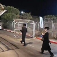Des émeutiers haredim entrant de force dans la base de Beit Lid de l'armée israélienne, le 8 juillet 2026. (Crédit : Capture d'écran/X)