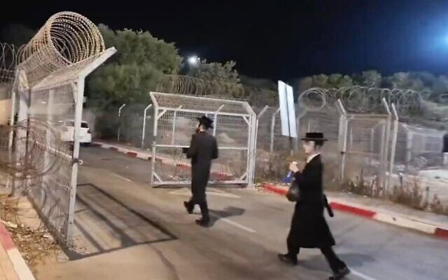 Des émeutiers haredim entrant de force dans la base de Beit Lid de l'armée israélienne, le 8 juillet 2026. (Crédit : Capture d'écran/X) Des émeutiers haredim entrant de force dans la base de Beit Lid de l'armée israélienne, le 8 juillet 2026. (Crédit : Capture d'écran/X)