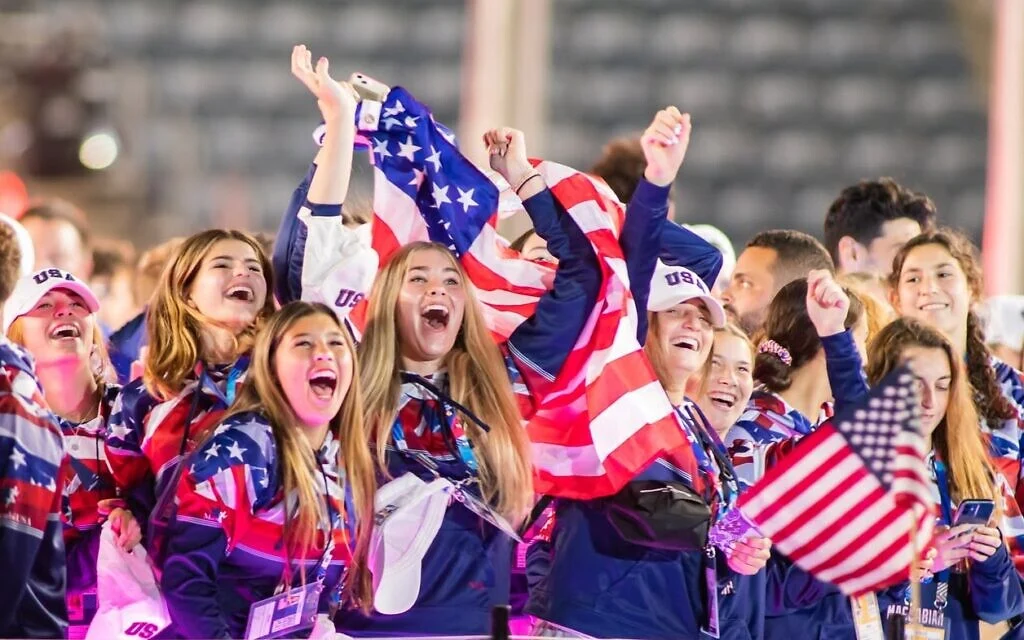 L'équipe des États-Unis exulte lors de la cérémonie d'ouverture des Maccabiades à Jérusalem, le 14 juillet 2022. (Avec l'aimable autorisation de Maccabi USA) L'équipe des États-Unis exulte lors de la cérémonie d'ouverture des Maccabiades à Jérusalem, le 14 juillet 2022. (Avec l'aimable autorisation de Maccabi USA)