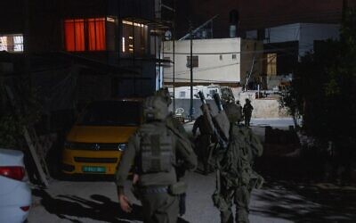 Des soldats de l’armée israélienne mènent une opération d’arrestation de Palestiniens de Cisjordanie soupçonnés d’être impliqués dans le trafic illégal de travailleurs vers Israël, sur une photo qui a été diffusée par l’armée le 28 juillet 2026. (Crédit: Armée israélienne) Des soldats de l’armée israélienne mènent une opération d’arrestation de Palestiniens de Cisjordanie soupçonnés d’être impliqués dans le trafic illégal de travailleurs vers Israël, sur une photo qui a été diffusée par l’armée le 28 juillet 2026. (Crédit: Armée israélienne)