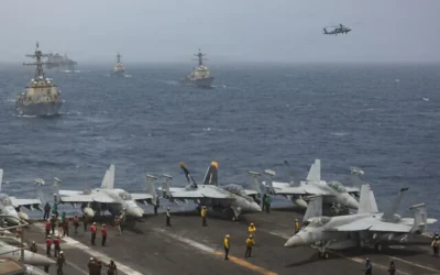 Des navires de guerre et des avions de la Marine américaine naviguant en formation serrée dans la mer d'Oman, sur une photo publiée le 8 juillet 2026. (Crédit : Marine américaine)