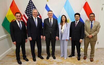 Le ministre des Affaires étrangères Gideon Saar (3ᵉ à gauche) aux côtés de ses homologues latino-américains, à Washington, le 15 juillet 2026. (Crédit : Shmulik Almany)