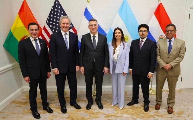 Le ministre des Affaires étrangères Gideon Saar (3ᵉ à gauche) aux côtés de ses homologues latino-américains, à Washington, le 15 juillet 2026. (Crédit : Shmulik Almany)
