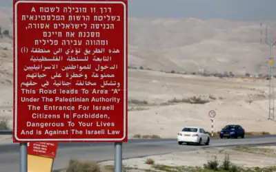 Un panneau israélien, avertissant les citoyens israéliens qu’ils pénètrent dans une zone palestinienne « dangereuse pour leur vie », installé sur une route à l’entrée de la ville de Jéricho, en Cisjordanie, le 22 février 2014. (Crédit : Thomas Coex/AFP)