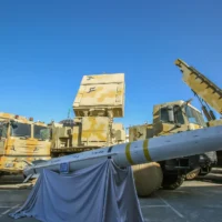Photo d'Illustration — Une photo fournie par la présidence iranienne montre le système de missiles de défense aérienne de fabrication iranienne Bavar 373 (« croire » en farsi) lors d’une cérémonie à Téhéran le 22 août 2019. (Crédit: HO / Présidence iranienne / AFP)