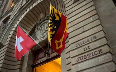 Devant le tribunal de Genève, le 11 janvier 2021. (Crédit : Fabrice COFFRINI / AFP) Devant le tribunal de Genève, le 11 janvier 2021. (Crédit : Fabrice COFFRINI / AFP)