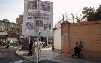 Une banderole représentant des responsables de l’armée israélienne, leurs visages placés dans un réticule rouge, après une frappe israélienne présumée à Damas ayant tué le plus haut responsable du Corps des gardiens de la Révolution islamique (CGRI) en Syrie, à Téhéran, le 2 avril 2024. (Crédit : Atta Kenare/AFP) Une banderole représentant des responsables de l’armée israélienne, leurs visages placés dans un réticule rouge, après une frappe israélienne présumée à Damas ayant tué le plus haut responsable du Corps des gardiens de la Révolution islamique (CGRI) en Syrie, à Téhéran, le 2 avril 2024. (Crédit : Atta Kenare/AFP)