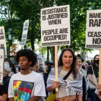 Des manifestants anti-Israël scandent des slogans en brandissant des pancartes lors d’un rassemblement devant le Massachusetts Institute of Technology (MIT) à Cambridge, dans le Massachusetts, le 28 mai 2024. (Crédit: Joseph Prezioso/ AFP/ Archives)
