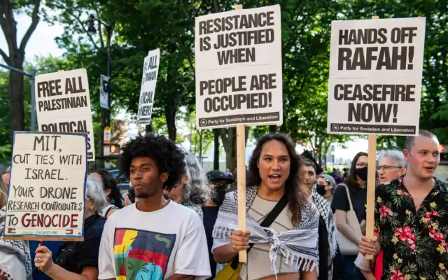 Des manifestants anti-Israël scandent des slogans en brandissant des pancartes lors d’un rassemblement devant le Massachusetts Institute of Technology (MIT) à Cambridge, dans le Massachusetts, le 28 mai 2024. (Crédit: Joseph Prezioso/ AFP/ Archives)