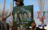 Un partisan des Houthis yéménites brandissant une pancarte sur laquelle figurent les visages des défunts dirigeants palestiniens du Hamas , Ismaïl Haniyeh et Yahya Sinwar, ainsi que ceux des défunts dirigeants libanais du Hezbollah, Hassan Nasrallah et Hashem Safieddine, lors d’un rassemblement anti-Israël de solidarité avec Gaza et le Liban, à Sanaa, la capitale contrôlée par les Houthis, le 25 octobre 2024. (Crédit : Mohammed Huwais/AFP)