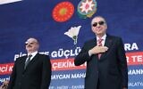 Le président turc Recep Tayyip Erdogan (à droite) et le président azerbaïdjanais Ilham Aliyev (à gauche) saluant leurs partisans lors de la cérémonie d’inauguration des 250 000 logements construits après le séisme, à Kahramanmaras, sur cette photo diffusée le 19 juin 2025. (Crédit : Service de presse de la présidence turque/AFP)