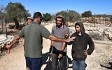Un agriculteur palestinien (à gauche) tente d'empêcher des résidents d'implantations israéliens de s'approcher d'une oliveraie alors que la récolte est en cours, près du village palestinien de Silwad, au nord-est de Ramallah en Cisjordanie, le 29 octobre 2025. (Crédit : Zain JAAFAR/AFP)