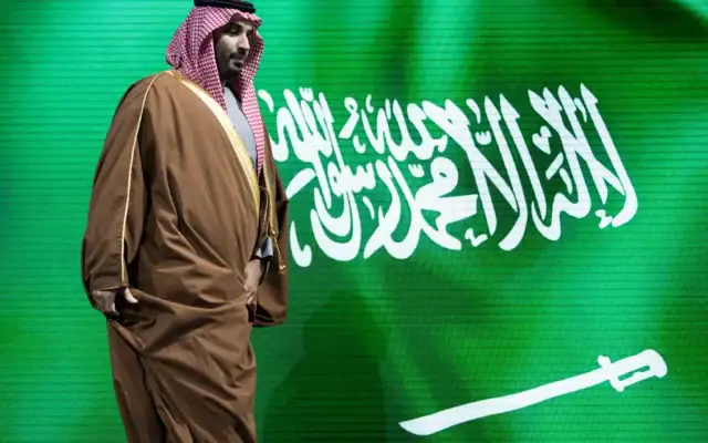 Le prince héritier saoudien Mohammad ben Salmane regagne son siège après avoir pris la parole lors du Forum d'investissement américano-saoudien au Kennedy Center, le 19 novembre 2025, à Washington, DC. (Crédit: Brendan Smialowski / AFP)