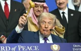 Photo d’archive : le président américain Donald Trump tient un marteau de juge lors d’une cérémonie de signature à l’occasion de la réunion inaugurale du « Conseil de paix » à l’Institut américain pour la paix à Washington, DC, le 19 février 2026. (Crédit: SAUL LOEB / AFP)
