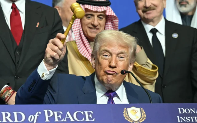 Photo d’archive : le président américain Donald Trump tient un marteau de juge lors d’une cérémonie de signature à l’occasion de la réunion inaugurale du « Conseil de paix » à l’Institut américain pour la paix à Washington, DC, le 19 février 2026. (Crédit: SAUL LOEB / AFP) Photo d’archive : le président américain Donald Trump tient un marteau de juge lors d’une cérémonie de signature à l’occasion de la réunion inaugurale du « Conseil de paix » à l’Institut américain pour la paix à Washington, DC, le 19 février 2026. (Crédit: SAUL LOEB / AFP)