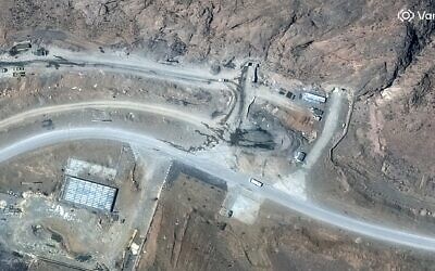 Cette image satellite diffusée par Vantor montre les accès à des tunnels d'un complexe de missiles situé à Ispahan, dans le centre de l'Iran, le 27 février 2026. (Image satellite © 2026 Vantor / AFP)
