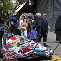 Des Iraniens faisant leurs courses sur un marché de rue, à Téhéran, en Iran, le 15 avril 2026. (Crédit : AFP)