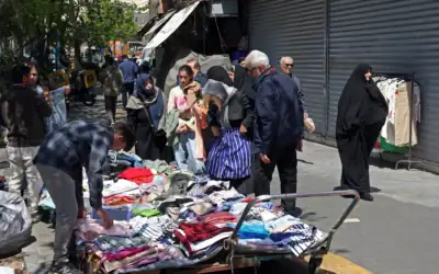 Des Iraniens faisant leurs courses sur un marché de rue, à Téhéran, en Iran, le 15 avril 2026. (Crédit : AFP) Des Iraniens faisant leurs courses sur un marché de rue, à Téhéran, en Iran, le 15 avril 2026. (Crédit : AFP)