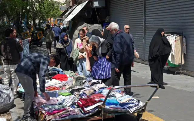 Des Iraniens faisant leurs courses sur un marché de rue, à Téhéran, en Iran, le 15 avril 2026. (Crédit : AFP)