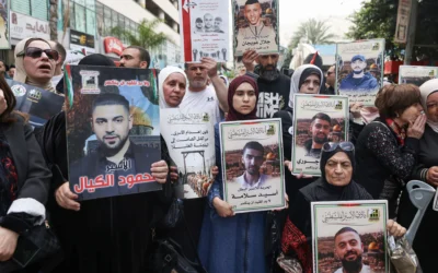 Des manifestants palestiniens brandissent des photos de Palestiniens emprisonnés lors d’un rassemblement à Ramallah, en Cisjordanie, le 19 avril 2026, pour marquer la Journée des prisonniers et protester contre l’adoption par la Knesset d’un nouveau projet de loi instaurant la peine de mort pour les Palestiniens reconnus coupables d’attaques meurtrières. (Crédit: JAAFAR ASHTIYEH / AFP)