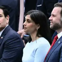 Le secrétaire d'État américain Marco Rubio, la deuxième dame des États-Unis Usha Vance et le vice-président américain JD Vance assistant à la cérémonie d'arrivée du roi et de la reine du Royaume-Uni sur la pelouse sud de la Maison Blanche, à Washington, le 28 avril 2026. (Crédit : Brendan SMIALOWSKI/AFP)
