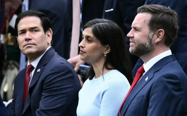 Le secrétaire d'État américain Marco Rubio, la deuxième dame des États-Unis Usha Vance et le vice-président américain JD Vance assistant à la cérémonie d'arrivée du roi et de la reine du Royaume-Uni sur la pelouse sud de la Maison Blanche, à Washington, le 28 avril 2026. (Crédit : Brendan SMIALOWSKI/AFP)
