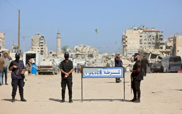 Des agents de police du Hamas montent la garde alors que des personnes assistent à l'ouverture du huitième congrès du Fatah à l'université Al-Azhar de la ville de Gaza, le 14 mai 2026. (Crédit: Omar AL-QATTAA / AFP) Des agents de police du Hamas montent la garde alors que des personnes assistent à l'ouverture du huitième congrès du Fatah à l'université Al-Azhar de la ville de Gaza, le 14 mai 2026. (Crédit: Omar AL-QATTAA / AFP)