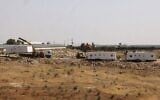 De nouveaux logements préfabriqués destinés à un avant-poste sont installés le long d'une route menant au village palestinien d'Umm al-Khair, entre le nouvel avant-poste de Karmel et l'implantation israélienne de Karmel, au sud de la ville de Yatta, dans le sud de la Cisjordanie palestinienne, le 20 mai 2026. (Crédit : Hazem Bader/AFP)