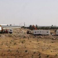 De nouveaux logements préfabriqués destinés à un avant-poste sont installés le long d'une route menant au village palestinien d'Umm al-Khair, entre le nouvel avant-poste de Karmel et l'implantation israélienne de Karmel, au sud de la ville de Yatta, dans le sud de la Cisjordanie palestinienne, le 20 mai 2026. (Crédit : Hazem Bader/AFP)