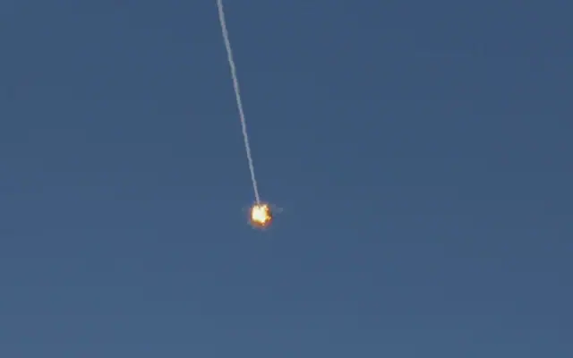 Cette photo prise depuis un poste situé dans la région de la Haute Galilée, au nord d’Israël, montre un missile israélien du système "Dôme de fer" filant dans le ciel pour intercepter des projectiles en approche, le 8 juin 2026 (Crédit: Jalaa MAREY / AFP)