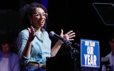 Darializa Avila Chevalier, candidate démocrate au Congrès américain, prend la parole lors du rassemblement « Our Team, Our Year » organisé pour inciter les électeurs à voter (GOTV) au Kings Theatre de Brooklyn, à New York, le 18 juin 2026. (Crédit : Kena Betancur/AFP) Darializa Avila Chevalier, candidate démocrate au Congrès américain, prend la parole lors du rassemblement « Our Team, Our Year » organisé pour inciter les électeurs à voter (GOTV) au Kings Theatre de Brooklyn, à New York, le 18 juin 2026. (Crédit : Kena Betancur/AFP)