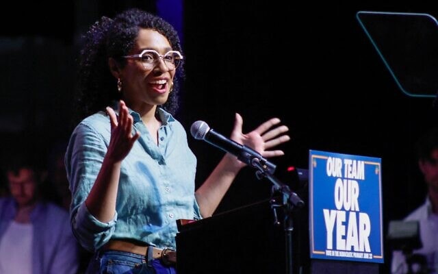 Darializa Avila Chevalier, candidate démocrate au Congrès américain, prend la parole lors du rassemblement « Our Team, Our Year » organisé pour inciter les électeurs à voter (GOTV) au Kings Theatre de Brooklyn, à New York, le 18 juin 2026. (Crédit : Kena Betancur/AFP)