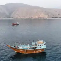 Cette photographie aérienne montre des bateaux ancrés au large de la péninsule de Musandam, au nord d’Oman, près du détroit d’Ormuz, le 27 juin 2026 (Crédit: AFP)