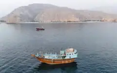 Cette photographie aérienne montre des bateaux ancrés au large de la péninsule de Musandam, au nord d’Oman, près du détroit d’Ormuz, le 27 juin 2026 (Crédit: AFP)