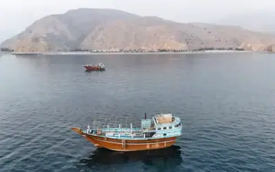 Cette photographie aérienne montre des bateaux ancrés au large de la péninsule de Musandam, au nord d’Oman, près du détroit d’Ormuz, le 27 juin 2026 (Crédit: AFP) Cette photographie aérienne montre des bateaux ancrés au large de la péninsule de Musandam, au nord d’Oman, près du détroit d’Ormuz, le 27 juin 2026 (Crédit: AFP)