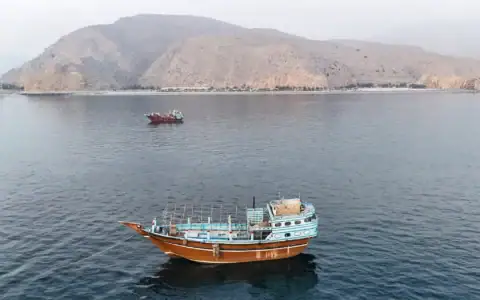 Cette photographie aérienne montre des bateaux ancrés au large de la péninsule de Musandam, au nord d’Oman, près du détroit d’Ormuz, le 27 juin 2026 (Crédit: AFP)