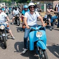 Ulrich Siegmund, candidat principal du parti d'extrême droite Alternative pour l'Allemagne (AfD) aux élections régionales de Saxe-Anhalt, et ses partisans participent à un événement de campagne électorale et à une balade en moto et en cyclomoteur à Jessnitz, dans l'est de l'Allemagne, le 28 juin 2026. (Crédit : JENS SCHLÜTER / AFP)