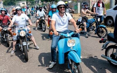 Ulrich Siegmund, candidat principal du parti d'extrême droite Alternative pour l'Allemagne (AfD) aux élections régionales de Saxe-Anhalt, et ses partisans participent à un événement de campagne électorale et à une balade en moto et en cyclomoteur à Jessnitz, dans l'est de l'Allemagne, le 28 juin 2026. (Crédit : JENS SCHLÜTER / AFP) Ulrich Siegmund, candidat principal du parti d'extrême droite Alternative pour l'Allemagne (AfD) aux élections régionales de Saxe-Anhalt, et ses partisans participent à un événement de campagne électorale et à une balade en moto et en cyclomoteur à Jessnitz, dans l'est de l'Allemagne, le 28 juin 2026. (Crédit : JENS SCHLÜTER / AFP)
