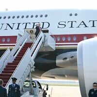 Le président américain Donald Trump montant à bord de l’Air Force One pour son premier vol à bord du Boeing 747-8 offert par le Qatar aux États-Unis pour les déplacements officiels, a destination de Medora, dans le Dakota du Nord, pour participer à la cérémonie d’inauguration de la bibliothèque présidentielle Theodore Roosevelt, à la base militaire d’Andrews, dans le Maryland, le 1ᵉʳ juillet 2026. (Crédit : Saul Loeb/AFP)
