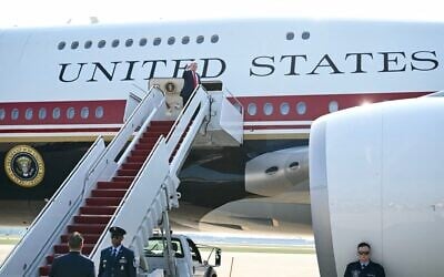 Le président américain Donald Trump montant à bord de l’Air Force One pour son premier vol à bord du Boeing 747-8 offert par le Qatar aux États-Unis pour les déplacements officiels, a destination de Medora, dans le Dakota du Nord, pour participer à la cérémonie d’inauguration de la bibliothèque présidentielle Theodore Roosevelt, à la base militaire d’Andrews, dans le Maryland, le 1ᵉʳ juillet 2026. (Crédit : Saul Loeb/AFP)