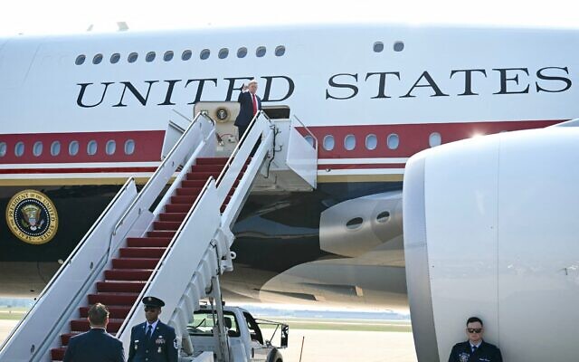 Le président américain Donald Trump montant à bord de l’Air Force One pour son premier vol à bord du Boeing 747-8 offert par le Qatar aux États-Unis pour les déplacements officiels, a destination de Medora, dans le Dakota du Nord, pour participer à la cérémonie d’inauguration de la bibliothèque présidentielle Theodore Roosevelt, à la base militaire d’Andrews, dans le Maryland, le 1ᵉʳ juillet 2026. (Crédit : Saul Loeb/AFP)