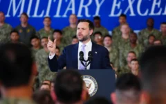 Le vice-président américain JD Vance s'exprime à l'occasion du 250 anniversaire de l'armée américaine sur la base aéronavale d'Oceana, à Virginia Beach, en Virginie, le 1er juillet 2026. (Photo par Ken Cedeno / POOL / AFP)