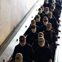 Des membres du groupe suprémaciste blanc américain « Patriot Front » entrant dans la station de métro Eastern Market, à Washington, le 4 juillet 2026. (Crédit : Finn Gomez/GETTY IMAGES NORTH AMERICA/Getty Images via AFP)