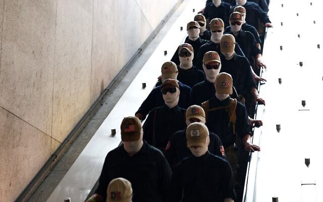 Des membres du groupe suprémaciste blanc américain « Patriot Front » entrant dans la station de métro Eastern Market, à Washington, le 4 juillet 2026. (Crédit : Finn Gomez/GETTY IMAGES NORTH AMERICA/Getty Images via AFP) Des membres du groupe suprémaciste blanc américain « Patriot Front » entrant dans la station de métro Eastern Market, à Washington, le 4 juillet 2026. (Crédit : Finn Gomez/GETTY IMAGES NORTH AMERICA/Getty Images via AFP)