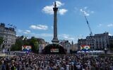 La foule se presse à Trafalgar Square après la marche annuelle de la Pride à Londres, le 4 juillet 2026. (Crédit : Carlos Jasso / AFP)